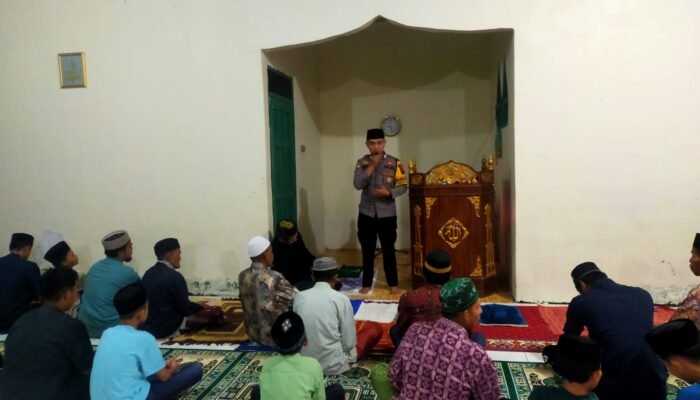 bhabinkamtibmas desa bulu tellue laksanakan pengamanan sholat isya dan tarawih serta sampaikan imbauan kamtibmas jelang malam takbiran