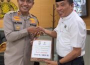 Kapolres Pangkep Serahkan Zakat Fitrah Personel Polres kepada BAZNAS Pangkep