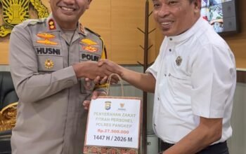Kapolres Pangkep Serahkan Zakat Fitrah Personel Polres kepada BAZNAS Pangkep