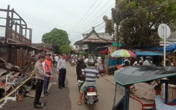 Personel Polsek Pangkajene dan Dishub Lakukan Pengaturan Lalu Lintas Pasca Kebakaran di Jalan Jambu