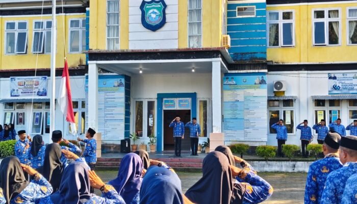 Perkuat Sinergi Tiga Pilar, Bhabinkamtibmas Tompobulu Ikuti Upacara Hari Kesadaran Nasional di Kantor Camat Balocci
