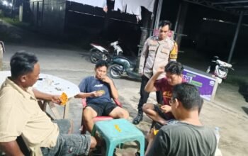 Sambangi Warga Main Domino Saat Patroli Malam, Bhabinkamtibmas Pangkajene Ingatkan Bahaya Judi