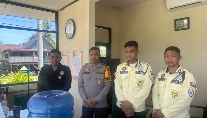 Pererat Kemitraan, Bhabinkamtibmas Ma’rang Datangi Pos Security Ponpes Shohwatul Is’ad