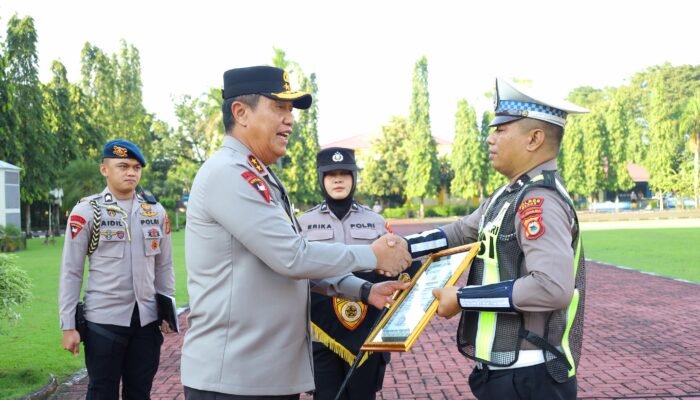 Kapolda Sulsel Pimpin Apel Gabungan dan Berikan Penghargaan kepada Personel Berprestasi