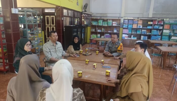Sambangi Pondok Pesantren Immim putri, Bhabinkamtibmas Polsek Minasatene Jalin Silaturahmi