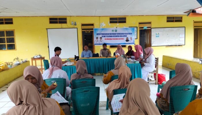 Bhabinkamtibmas Desa Bantimurung Sampaikan Pesan Kamtibmas Saat Bintek Kesehatan di Kantor Desa