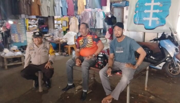 Bhabinkamtibmas Mappasaile Intensifkan Kontrol Pasar Sentral Pangkajene, Pantau 14 Titik CCTV