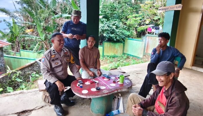Bhabinkamtibmas Sambangi Pos Registrasi Pendakian Gunung Bulusaraung, Ajak Komunitas Wisata Waspada Dampak El Nino