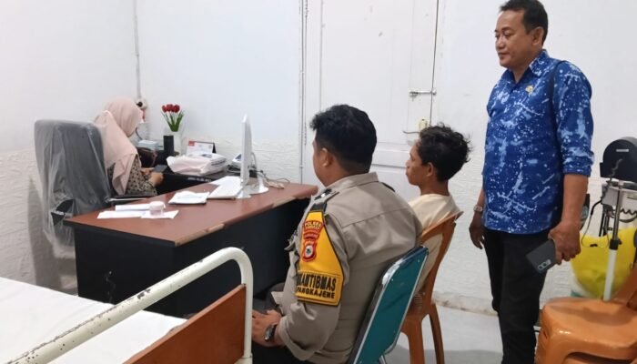Bentuk Kepedulian, Bhabinkamtibmas Mappasaile Dampingi ODGJ Ambil Rujukan ke RS Batara Siang