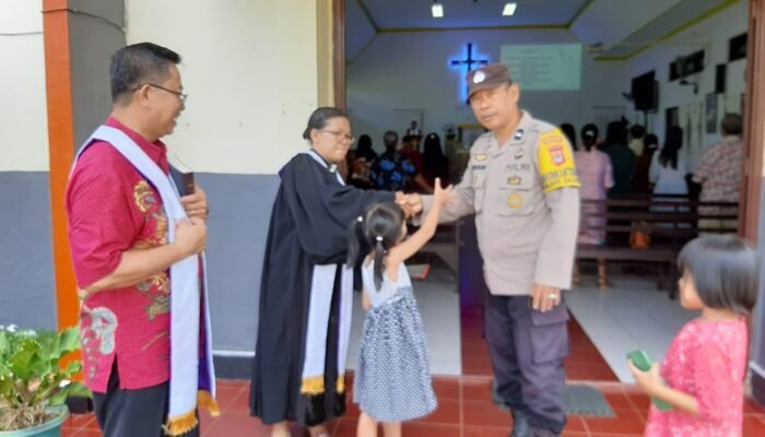 Jamin Kekhusyukan Ibadah Minggu, Bhabinkamtibmas Tonasa Kawal Pengamanan di Gereja POUK
