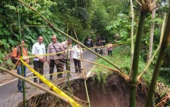 Jalan Hewokloang-Ohe Nyaris Putus, Akses Tiga Kecamatan Terancam Lumpuh