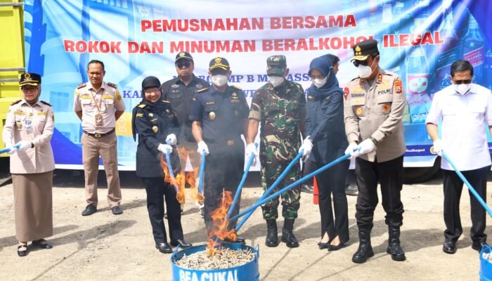 Kapolda Sulsel Hadiri Pemusnahan Rokok dan Minuman Beralkohol Ilegal oleh Kanwil DJBC Sulbagsel