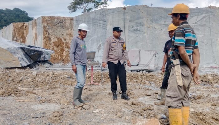 Peringati May Day, Bhabinkamtibmas Balocci Sambangi Buruh PT Reyhan Abadi Perkasa di Balleangin