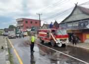 Respon Cepat Satuan Lalu Lintas Polsek Segeri dan Damkar Atasi Jalan Licin Akibat Solar Tumpah Demi Keselamatan Pengguna Jalan