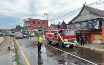 Respon Cepat Satuan Lalu Lintas Polsek Segeri dan Damkar Atasi Jalan Licin Akibat Solar Tumpah Demi Keselamatan Pengguna Jalan