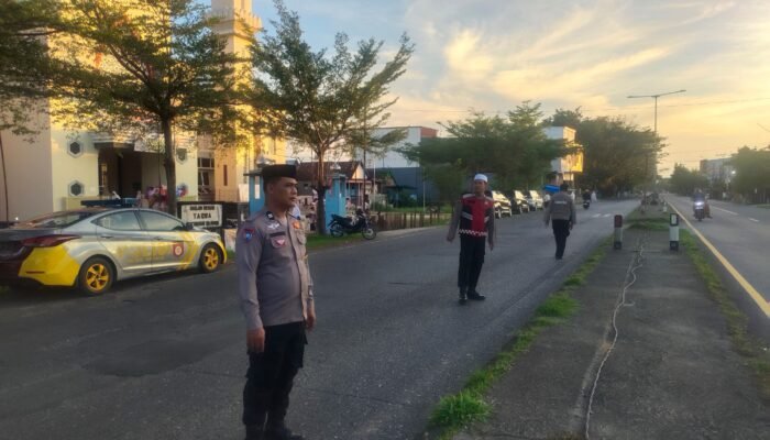 Personel Polsek Ma’rang Amankan Sholat Idul Adha 1447 H di Masjid Besar Taqwa, Arus Lalin Jamaah Tetap Lancar