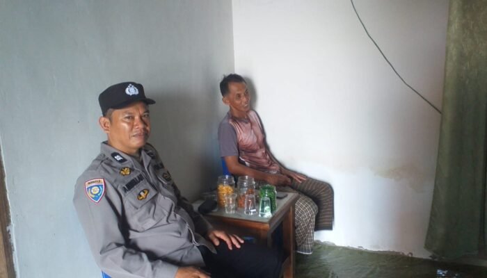 Sambangi Ketua RW, Bhabinkamtibmas Polsek Pangkajene Serap Aspirasi Warga Bonto Panno