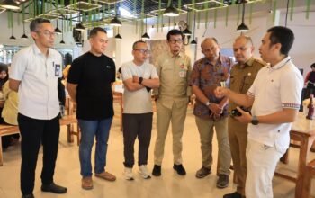 Maksimalkan PAD Sekda Pinrang Pantau Langsung Pemasangan Alat Rekam Pajak Restoran