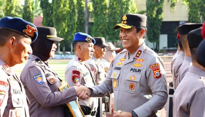Wujud Apresiasi Kinerja, Kapolda Sulsel Berikan Penghargaan kepada Personel Berprestasi