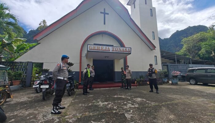Wakapolsek Balocci Pimpin Pengamanan Ibadah Hari Kenaikan Yesus Kristus di Gereja Pouk Tonasa 1
