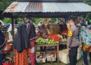 Bhabinkamtibmas Desa Bulu Tellue Amankan Pasar Tradisional Langkaca, Pedagang dan Pengunjung Diimbau Waspada Pencurian