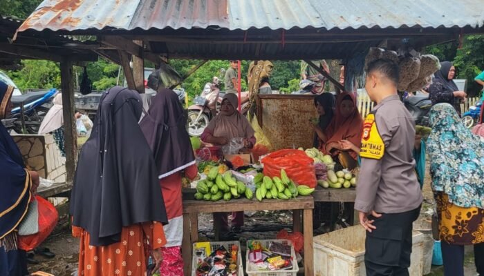 Bhabinkamtibmas Desa Bulu Tellue Amankan Pasar Tradisional Langkaca, Pedagang dan Pengunjung Diimbau Waspada Pencurian