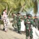 Peduli Lingkungan, Satgas Pamtas RI–Malaysia Yonarmed 19/Bogani Bersama Warga Bersihkan Pantai Babo