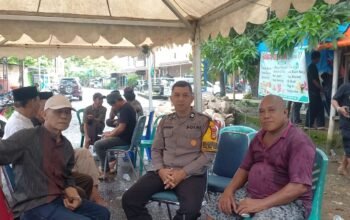 Wujud Kepedulian, Bhabinkamtibmas Polsek Pangkajene Hadiri Ta’ziah Warga Binaan di Kelurahan Tumampua
