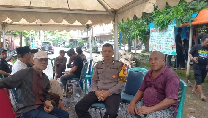 Wujud Kepedulian, Bhabinkamtibmas Polsek Pangkajene Hadiri Ta’ziah Warga Binaan di Kelurahan Tumampua