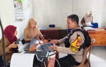 Bhabinkamtibmas Desa Tompo Bulu Sambangi Kantor Desa, Sampaikan Himbauan Kamtibmas