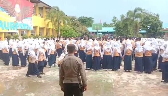 Personel Polsek Pangkajene Patroli dan Beri Imbauan Kamtibmas kepada Siswa Usai Ujian Akhir