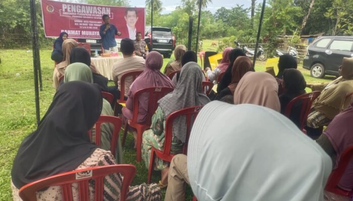 Bhabinkamtibmas Hadiri Giat Pengawasan anggaran pendapatan dan belanja Daerah provinsi oleh Anggota DPRD Provinsi Sulsel di Desa Binaannya.