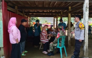 Peduli Kesehatan Warga, Bhabinkamtibmas Alesipitto Hadiri Pemeriksaan Gratis dari Puskesmas