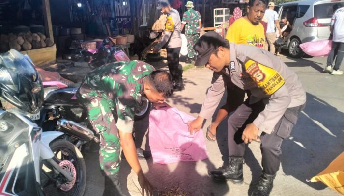Sinergi TNI-Polri dan Pemerintah Gelar Karya Bakti Bersihkan Pasar Sentral Pangkajene Sambut HUT ke-69 Kodam Hasanuddin