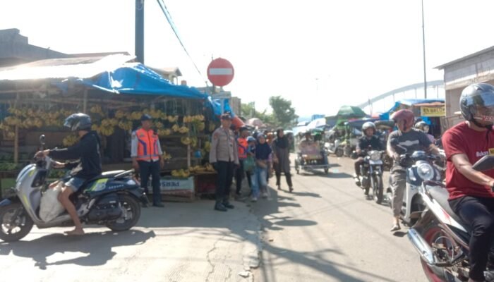 Jelang Idul Adha 1447 H, Polsek Pangkajene Intensifkan Patroli dan Pengaturan Lalu Lintas di Pasar Sentral Pangkep