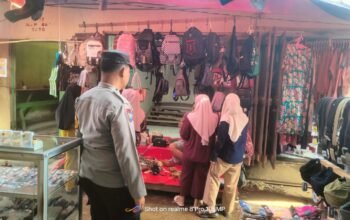 Bhabinkamtibmas Kelurahan Bonto-Bonto Pantau Aktivitas Pasar Tradisional, Wujudkan Rasa Aman bagi Pedagang dan Pengunjung