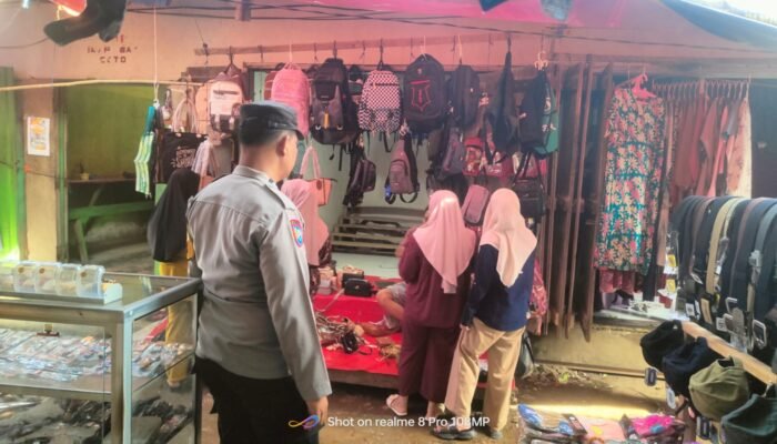 Bhabinkamtibmas Kelurahan Bonto-Bonto Pantau Aktivitas Pasar Tradisional, Wujudkan Rasa Aman bagi Pedagang dan Pengunjung