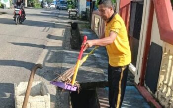 Jumat Bersih di Polsek Ma’rang, Wakapolsek Pimpin Personel Percantik Lingkungan Mako