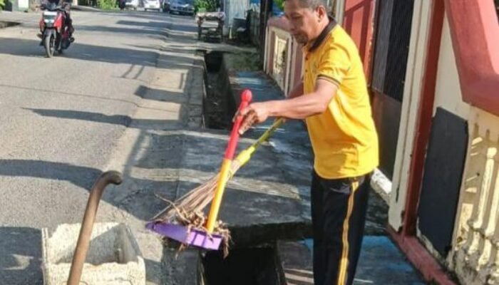 Jumat Bersih di Polsek Ma’rang, Wakapolsek Pimpin Personel Percantik Lingkungan Mako