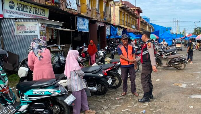 Patroli Pasar Tradisional, Polsek Ma’rang Ingatkan Juru Parkir Tingkatkan Kewaspadaan Cegah Curanmor