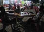 Patroli Malam, Bhabinkamtibmas dan Babinsa Pangkajene Sapa Pedagang di Sekitar Stadion Andi Mappe