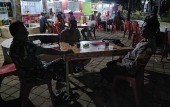 Patroli Malam, Bhabinkamtibmas dan Babinsa Pangkajene Sapa Pedagang di Sekitar Stadion Andi Mappe