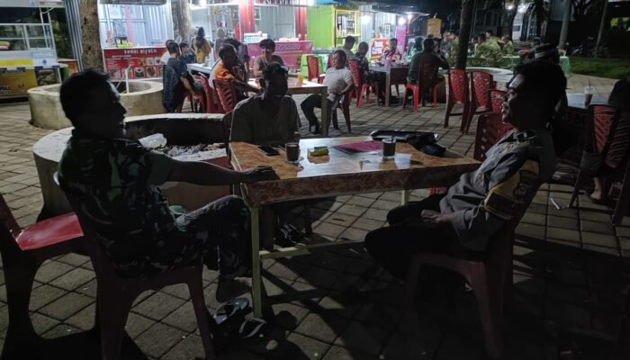 Patroli Malam, Bhabinkamtibmas dan Babinsa Pangkajene Sapa Pedagang di Sekitar Stadion Andi Mappe