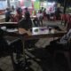 Patroli Malam, Bhabinkamtibmas dan Babinsa Pangkajene Sapa Pedagang di Sekitar Stadion Andi Mappe
