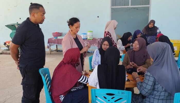 Pelatihan Kriya Kreasi Produk Turunan: Mendorong UMKM Naik Kelas Melalui Inovasi di Desa Kojadoi