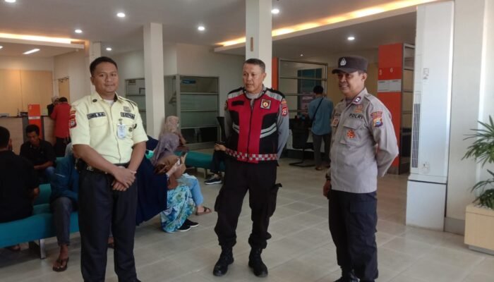 Sambangi Pasar sentral dan Perbankan, Polsek Pangkajene Gelar Patroli Dialogis di Jl. Sultan Hasanuddin