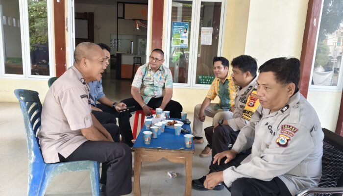 Jalin Silaturahmi Lewat “Coffee Morning”, Bhabinkamtibmas Mappasaile Titip Pesan Kamtibmas ke Staf Kelurahan