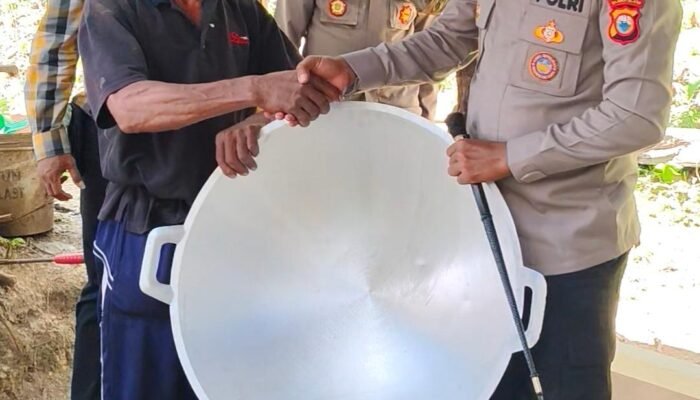Kapolres Pangkep Sambangi Petani Gula Aren Cair di Balocci, Apresiasi Inovasi Konversi Nira Aren Menjadi Produk Bernilai Ekonomi