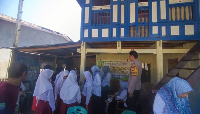 Bhabinkamtibmas Pangkajene Kawal Cek Kesehatan Gratis di Posyandu Teratai Indah