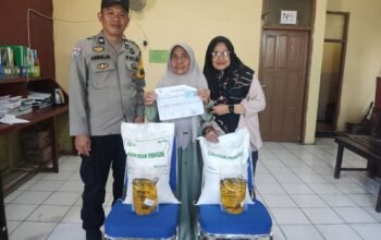 Bhabinkamtibmas Polsek Pangkajene Awasi Penyaluran Bantuan Pangan di Bonto Perak dan Sibatua